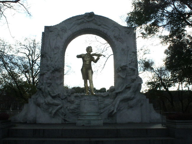 ＜7日目＞<br /><br />まもなく出発です。<br />集合前に宿泊先ウィーンヒルトンの前にある市立公園に行きました。最も有名なのは黄金に輝くヨハン・シュトラウス像です。シューベルト像や大きな花時計もありました。<br /><br />13:40ウィーン発オーストリア航空直行便で日本に帰ります。<br /><br />＜8日目＞<br /><br />9:25成田着