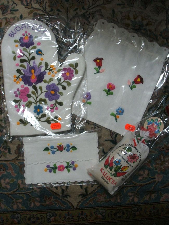 ハンガリーで買ったものたち。<br />伝統刺繍が施されたなべつかみ（2400ft）、巾着（1200tf）、ティッシュケース（1250ft）、スプーンつきパプリカ100g（450ft）。<br />1ft約0.55円でした。