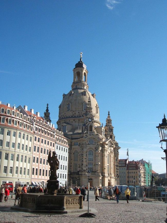 ＜1日目＞<br />成田9:55発　→　フランクフルト14:35着<br />フランクフルト16:45発　→　ドレスデン17:40着<br /><br />ドレスデンに到着しました。空港からホテルエルプフロレンツまではタクシーを利用。<br /><br />ホテルは中央駅からトラムで一駅ワールドトレードセンターに併設されていて、あまりガイドには乗っていませんが、旧市街まで歩いて行けます。<br />朝食も豊富でお部屋はイタリアンテイストあふれるアイアンベッドでまずまずでした。<br />ツイン一泊15,300円。<br /><br />ホテルのすぐ横にスーパーやドラグストアdmがありました。<br /><br />＜2日目＞<br /><br />ドレスデン観光に向かいます。<br />まずは10年もの歳月を経て2005年10月によみがえった聖母教会へ。すごい人だかりでした。ドイツ国内からも観光客が絶えないそうです。<br />