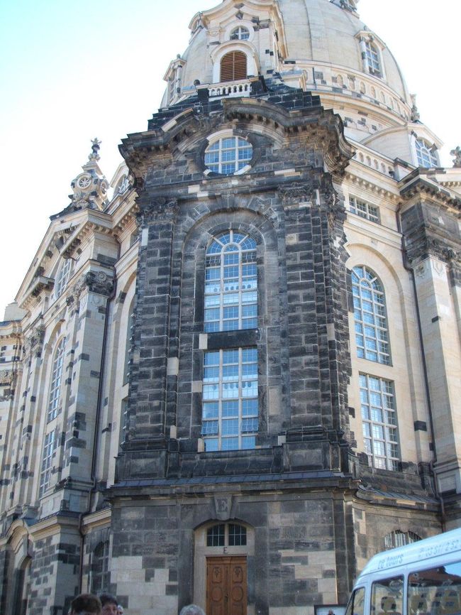 黒い部分は戦争中の爆撃で崩れ落ちた瓦礫から集められた石を元の位置を特定して再利用されたものです。素晴らしい技術が伺えます。<br /><br /><br />