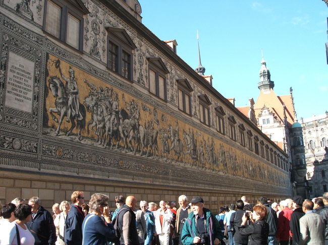 君主の行列。<br />マイセン磁器25,000枚のタイルに描かれた全長101mの壁画です。戦災を免れ当時の姿を残しています。<br /><br />