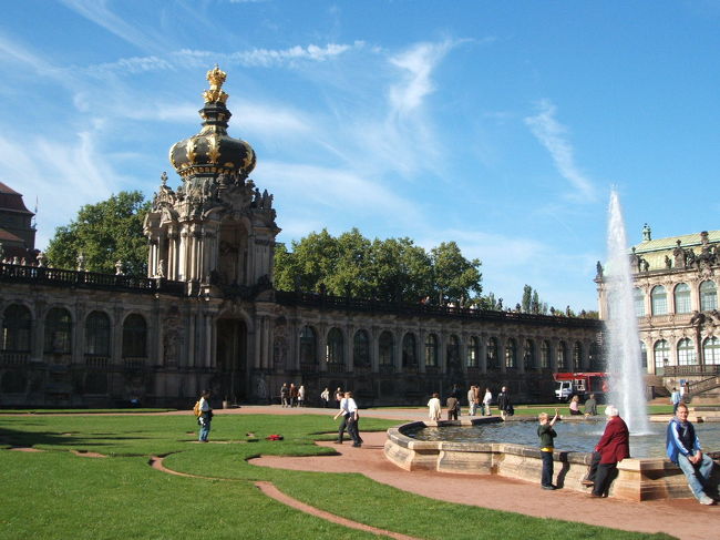 ツヴィンガー宮殿の東に位置する王冠の門です。<br /><br /><br />