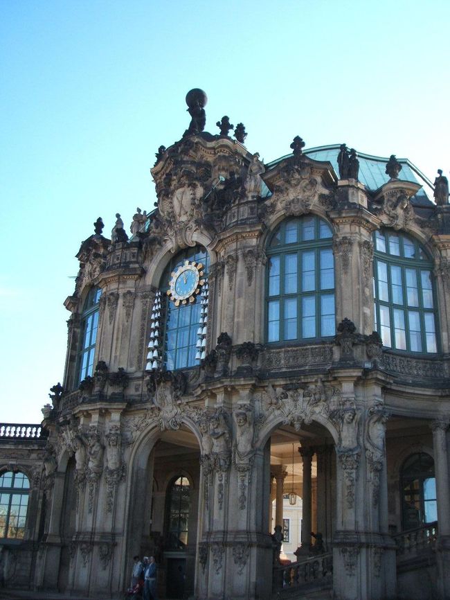 ツヴィンガー宮殿の南側にある、マイセン磁器のカリヨンで、正午に美しい音色を奏でます。ちょうど時間に間に合いました。<br /><br />