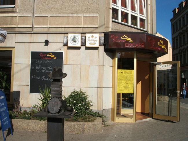 トラムに乗ってノイシュタットのアルベルト広場脇にある、ドレスデン出身の作家エーリッヒ・ケストナーミュージアムに行きました。<br />ケストナーは日本でも公開された映画「エーミールと探偵たち」や「飛ぶ教室」「点子ちゃんとアントン」などの原作者として知られています。<br /><br />入場料：3ユーロ<br /><br />近くにケストナーの名を取ったカフェがあり、お店の前に本をかたどったオブジェがあります。