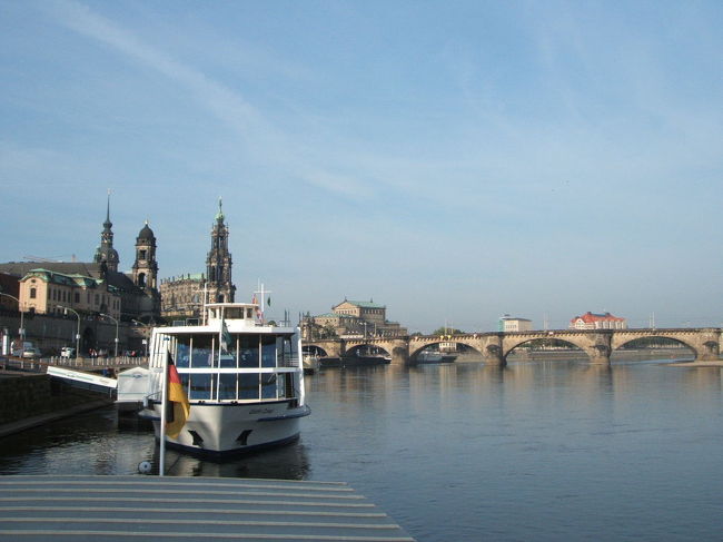＜3日目＞<br /><br />天気が良かったので、エルベ川クルーズをしました。<br />ピルニッツまでの往復で約3時間。14.30ユーロ。<br />船内で昼食を取りました。<br />
