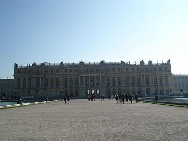 ヴェルサイユ宮殿外観<br /><br />庭園側より望む<br />残念ながら正面外観は修復中