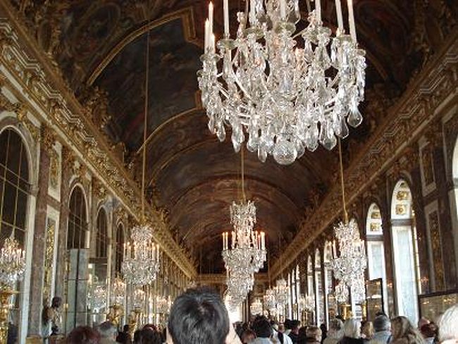 鏡の間<br /><br />2007年6月に修復を終えたばかり<br /><br />見事な輝きを取り戻している。<br /><br />