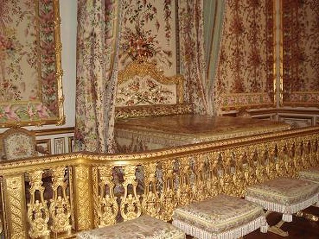 ﾏﾘｰ・ｱﾝﾄﾜﾈｯﾄの寝室<br /><br />贅の極みを尽くした部屋は<br />気品であふれていた<br /><br />どんな気持ちで過ごしたのだろう…<br /><br /><br />