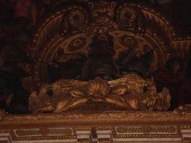 鏡の間の謎<br /><br />この豪華絢爛な鏡の間によろい兜の装飾が…！<br />この事は意外と知られていない。<br />