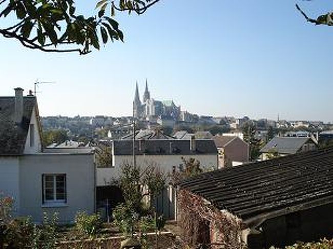 桜井公園からの眺望<br /><br />ここは桜井市と姉妹都市の関係にある町<br />日本語で「桜井公園」と書かれている。<br /><br />遠くにｼｬﾙﾄﾙ･ﾉｰﾄﾙﾀﾞﾑ大聖堂が見える