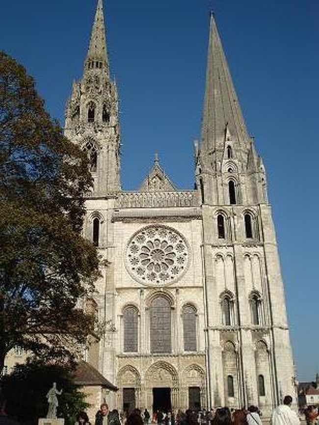 ｼｬﾙﾄﾙ・ﾉｰﾄﾙﾀﾞﾑ大聖堂<br /><br />この日葬儀がありしばらく内部見学禁止<br />クラクションの哀しい音がなりひびく…<br /><br />世界遺産といえど今でも生活の中でその役割を果たしてるんですね