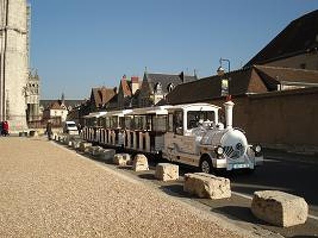 トラムカー<br /><br />この辺りを１周するのでしょうか？<br />トラムが停めてありました。