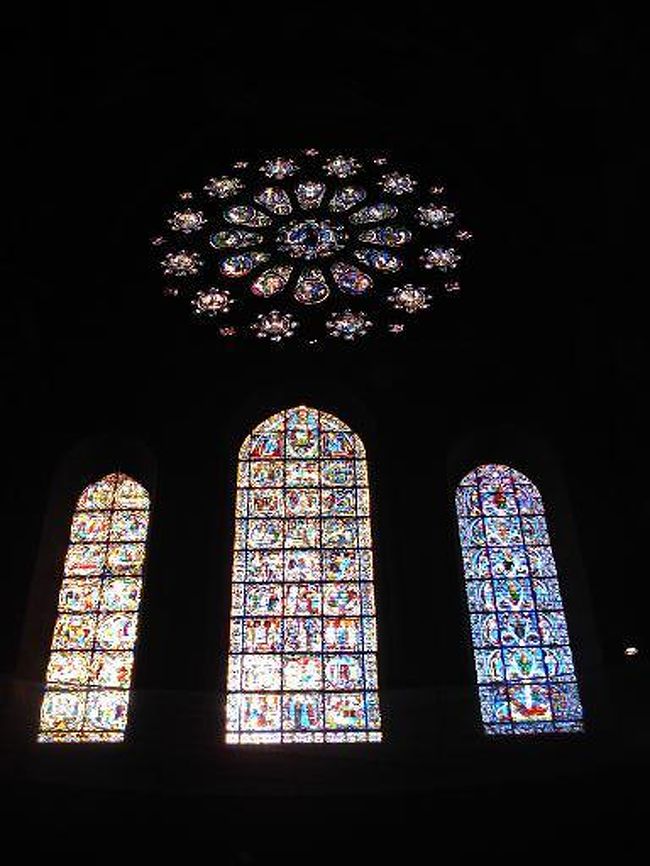 西側正面のステンドグラス<br /><br />ほのかな光が内部を照らし神秘的<br /><br />
