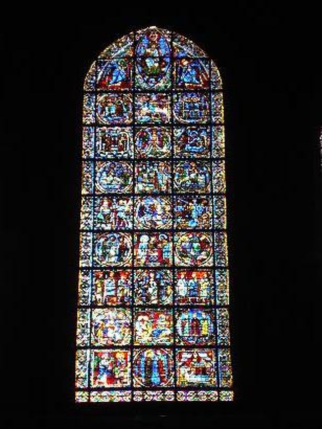 中央のステンドグラス<br />
