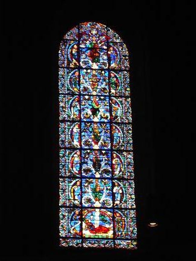 右側のステンドグラス<br /><br />シャルトルブルーが一段と美しい<br /><br />