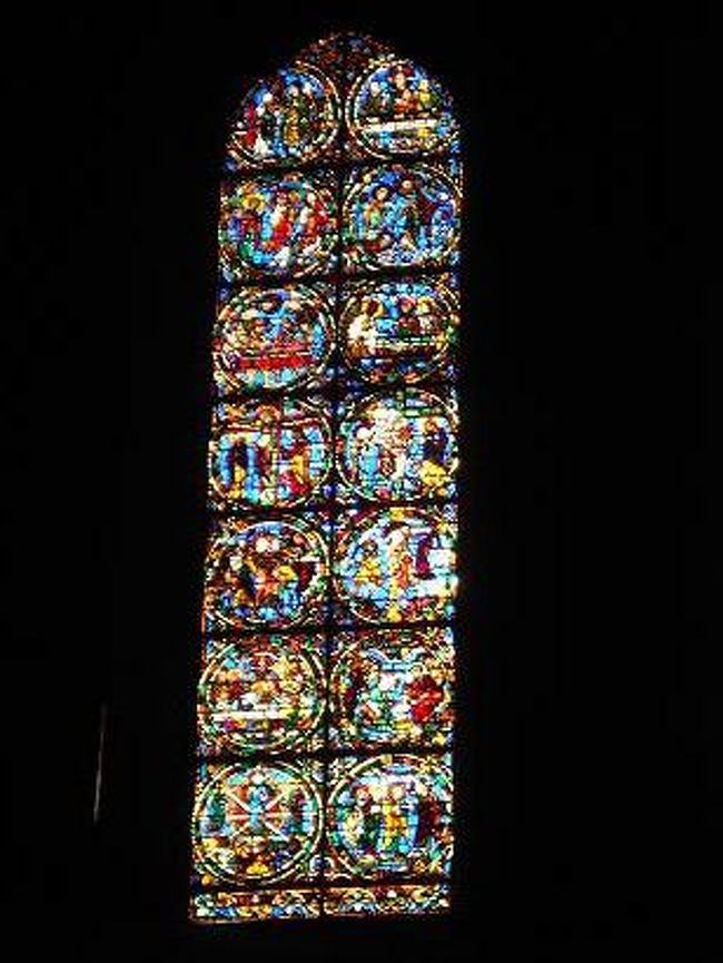 左側のステンドグラス