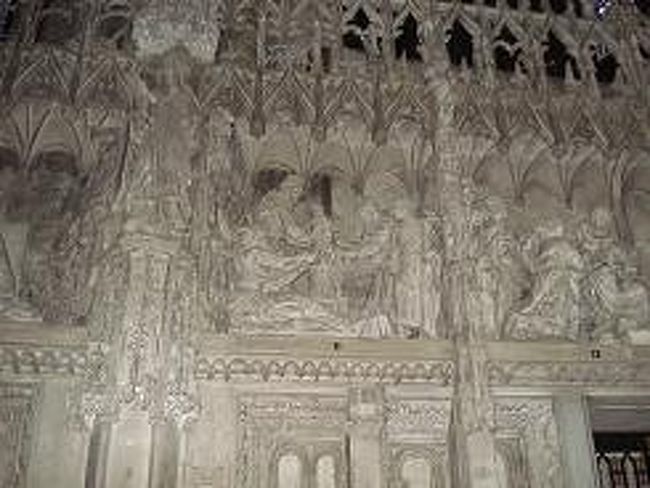 細かい彫刻がほどこされている