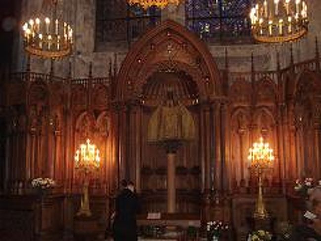 柱の母子像<br /><br />この大聖堂には数多くのマリア像が見られる。<br />こちらのマリア様はその時々で着せ替えられる。