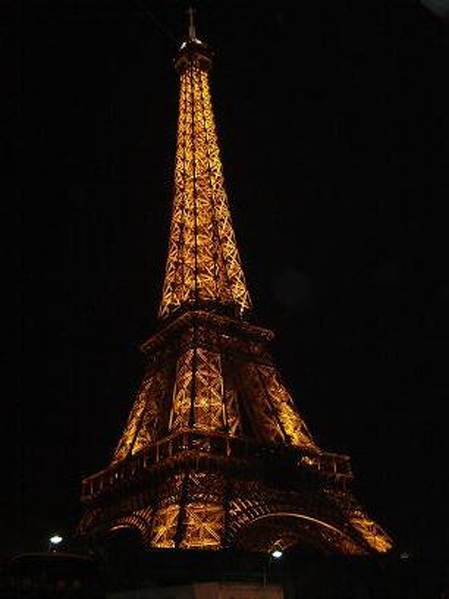 エッフェル塔<br /><br />船着場からみあげたエッフェル塔<br />ライトUpされた姿は華やか<br /><br />やっとParisを実感☆