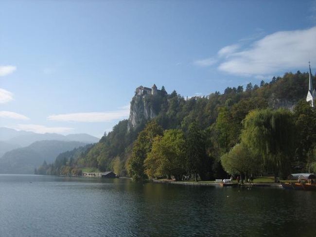 ブレッド城と右端にみえてるのが教会