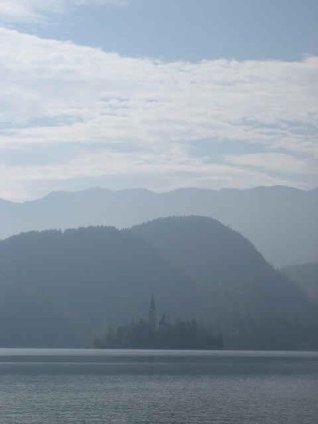 <br />ブレッド島と聖マリア教会が霞んでみえます