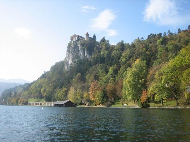 ボートから<br /><br />木々が少し色づいてきてます