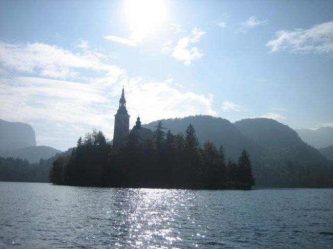 周囲の景色と小船の心地よさ<br /><br />満面の笑顔で揺られてました。