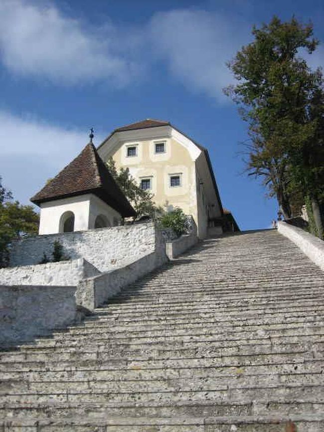 教会への長い石段<br /><br />結婚式も行われるようです