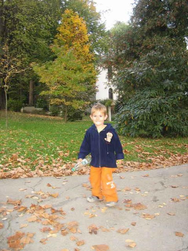 お父さんと散歩していた男の子<br /><br />とっても愛想よくって、一緒に缶けりして遊んでくれました