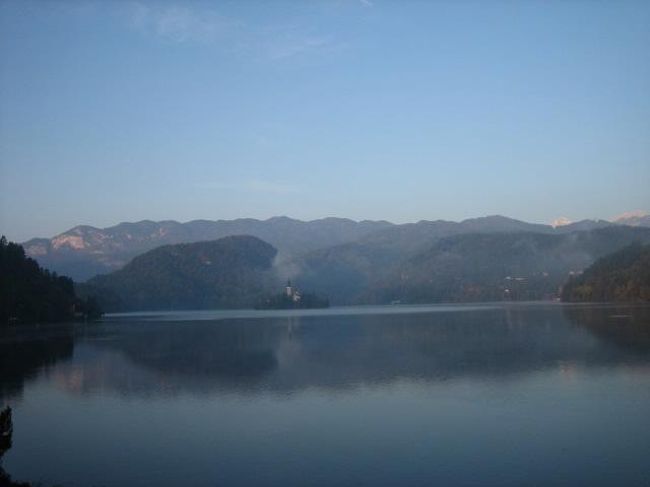 静かな朝の湖面