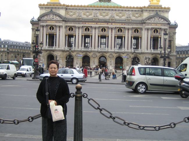 オペラ座前にて。13年前もここでパチリ！と言っても、当時は一人旅。ポら持ったおじさんに勝手に撮られて買わされた・・・　でも、記念になったよ！