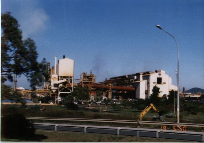 現地の産業ニッケル工場