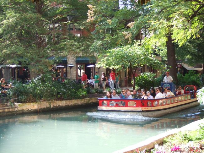 まずはVisitor Information Centerで地図を仕込み、リバーウォークからスタートです。そしてランチ後はお約束のリバークルーズ。一体何分おきにクルーズは出発するのだろうかと心配していたのですが、どうやら座席が埋まると出るというフレキシビリティなシステムらしく、希望者がドッと押し寄せると2分間隔くらいで出てしまいます。