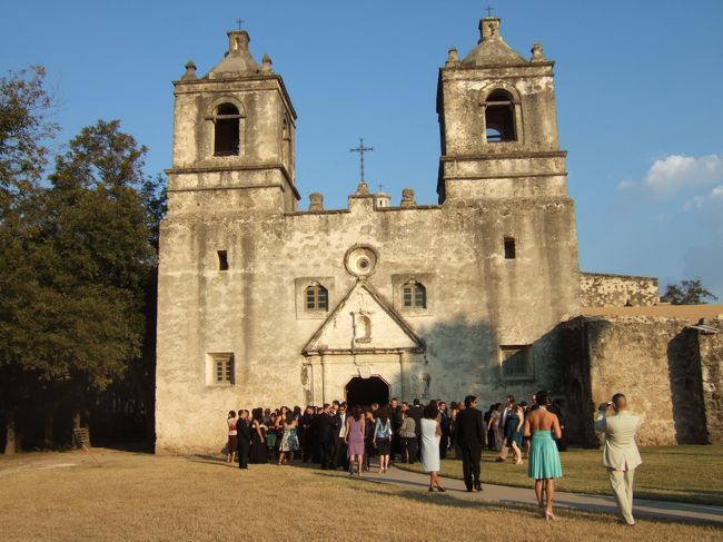 そうこうしているうちに夕方の４時になり、車を出してミッション・トレイルの修道院詣でに出発。Mission Concepcionから始めて、Mission San Jose、Mission San Juan Capistrano、Mission San Francisco de la Espadaでタイムアップ。<br />画像はMission Concepcionで結婚式をやっているところ。