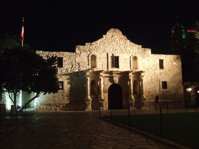 もう一度シティに戻り、ライトアップされたアラモとリバーウォークを堪能してホテルに戻りました。