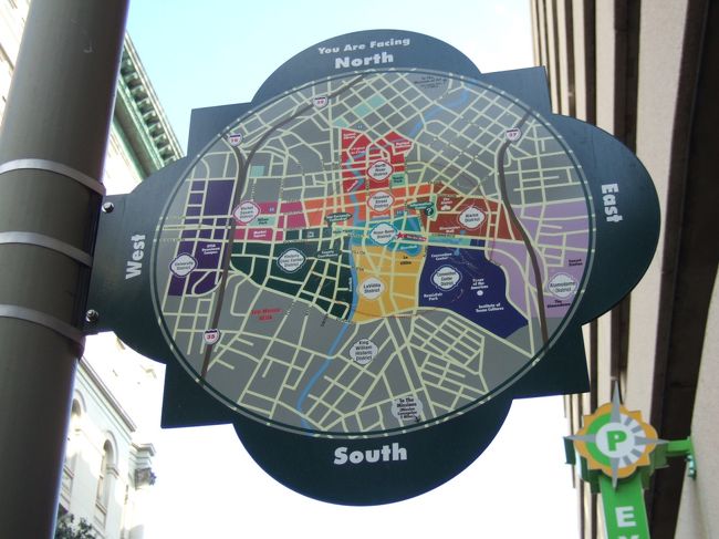 街の角々にはこのようなディレクションボードがありとても役立ちます。