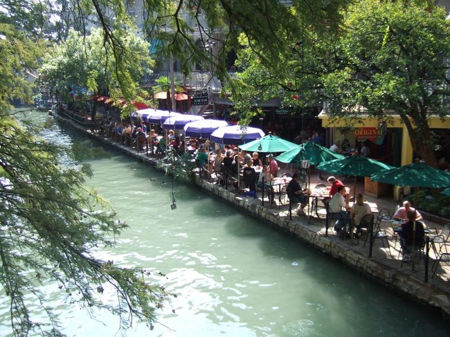 お昼ともなればリバーウォーク沿いのレストランに人々がどっと繰り出してきます。（でも夜はもっとスゴイ！）