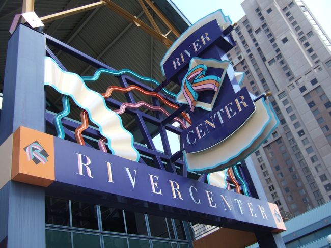 リバーセンターです。ここの地階にクルーズのチケットブースと乗り場があります。