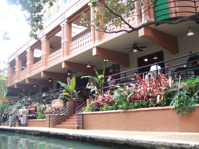 ボートに乗っていると沿岸から手を振ってくれたりします。