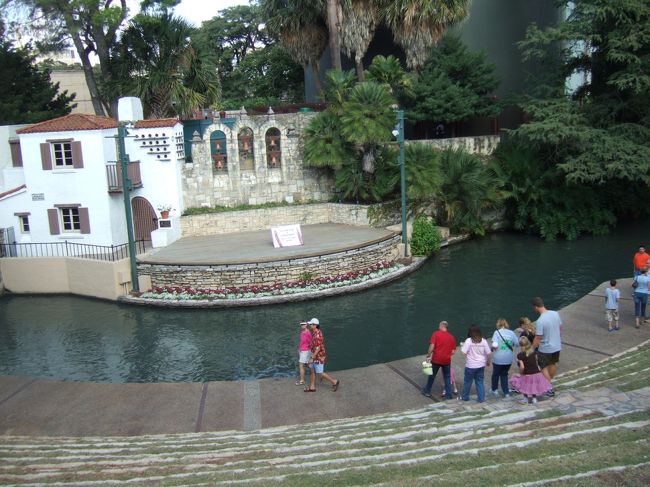 La VillitaのArneson River Theatre。<br />手前の石段が客席で、向かいのフローリングが舞台です。