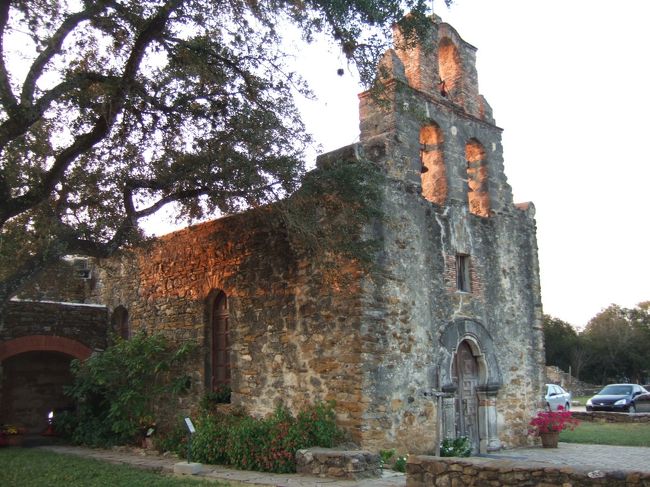 最後がMission San Francisco de la Espada<br />こちらはおミサの真っ最中で、マイクを通して修道院の外までお説教が聞こえていました。