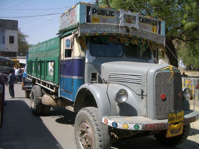 トラックです。これは、まだまだ、新しいし、カラーも　綺麗！な　ほうです。<br /><br />インドをドライブ！していると、<br />「白い！二頭立ての　水牛」が、荷物を運んでたり、小さなロバが「１０人の子供を　荷車に乗せ」小さな体！いっぱい！に　必死に！歩いていたり・・・・、<br /><br />動物達も　町に　溶け込んで・・・お仕事！頑張るのです！　