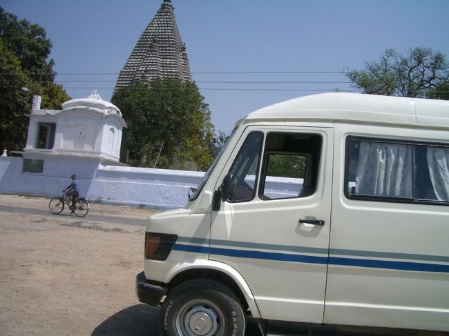 私達が　７人で乗った！車。<br />各地で、いろんな車に変わりますが。だいたいが、こんな感じ・・・。<br />冷房！なんて、無い！ので、窓を　開けて　走ります。<br />温度は４０度近くても、湿気が無い！ので、爽やか！な　気分！<br /><br />後ろは、お寺で、三角の　石の塔！は、美しい！彫刻がしてあるそう・・・。近くで、見てみましょう。<br /><br /><br />