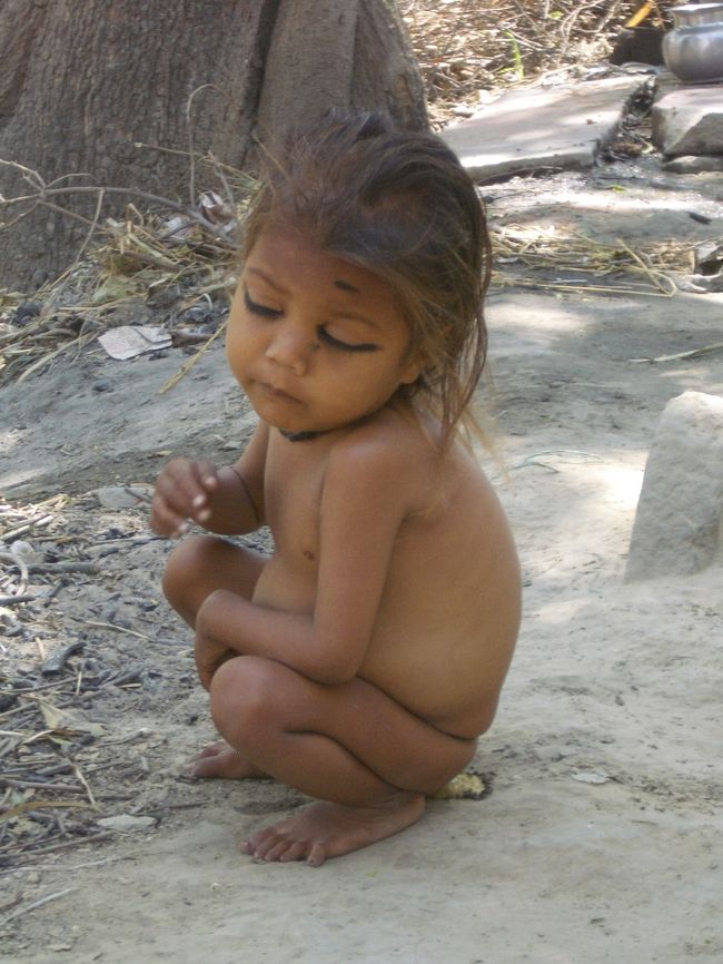 『電気もガスも水道も無い！貧しい！村』で逢った！「悲しさ！を　体いっぱい！　から　感じさせる！　子供」です。<br /><br />こう見ると、この子！ウ○コしちゃった！みたいですね。<br />でも、無表情！で、（私達に）反応！するでもなく・・・、このまんま。。。<br /><br />目には、黒い！太い！アイライン。　インドの子供でも　初めて！見ました。
