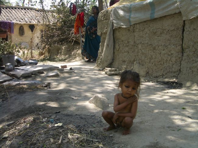 首には、黒い！ひも状の　首輪（？）。黒い！アイラインと　ピッタリ！だわ〜。<br /><br />それにしても、この子！うつろな表情！で、　たたずむばかり・・・。<br /><br />（そして、　写真を拡大！して　発見！）<br />女の子かと　思ったら、ちゃんと、チ○コが、あるじゃない（！？）<br />男の子なんだぁ〜。<br />おしっこ！も　チ〜ッと、やっちゃって・・・、（ウ○コもと）<br />丸裸！で、<br />ーーーーー見ている！ワタシのほうが、悲しく　辛くなる！感じ・・・。<br /><br />「貧しい！　インドの　同じ！村」でも　子供も　明るい子もいれば、暗い子もいる・・・。んだぁ〜。