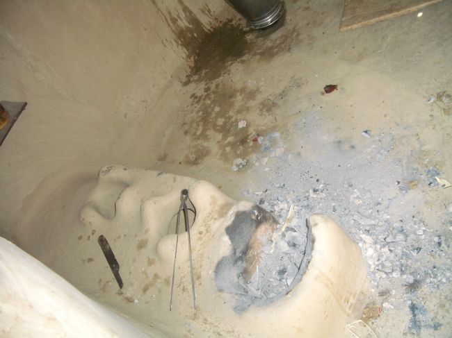 ここは、お台所！<br />釜戸も、土を　盛っただけの　簡単なもの。<br />コチラで、・・・アノ！　馬糞せんべいを　燃料に　お料理！　するんですね〜。<br /><br />ある意味、我々、先進国の人々は、エネルギー不足！も　深刻に　悩むけど・・・、この村の人々は、そんなことを　心配したり！が　ない！のが　羨ましい。自給自足！なので・・・。