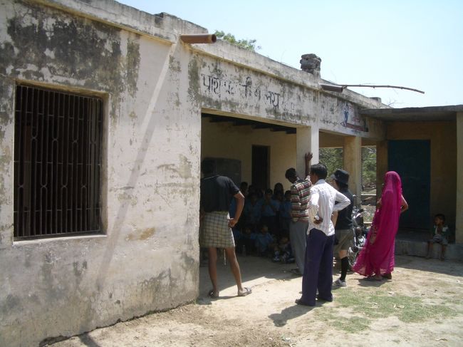 「電気もガスも水道も無い！村」の　学校に　やって来ました。<br />校舎は　「１５畳位！の　大きさの　教室が　一つ」だけ・・・。<br /><br />校舎となる　建物は、一応、大きな　入り口！や　窓！が　あります。（建具や　ガラスは　一切！ナシ）