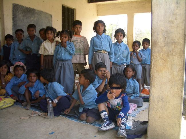 ４歳児の坊や！も　授業に　飛び入り！してみました。<br />て〜ゆうか、ただ、右端！に　お座りしてみました。（笑）　<br />青い！ポケモンのシャツなので、馴染みすぎて　しまったかしら？？？　わかるかなぁ〜？<br /><br />みんな　水色の　制服！　いいなぁ〜。制服を　揃えているだけでも、<br />・・・村の　母親達！（子供の　教育のために　頑張ってる！）のが　わかるっ！！！　エライッ！<br /><br />「インドって、数学が　スゴイ！」って、最近、よく耳にするけど、子供達も　「掛け算九九は、二桁かける二桁」なんて　出来るのかしら！？？？　（笑）