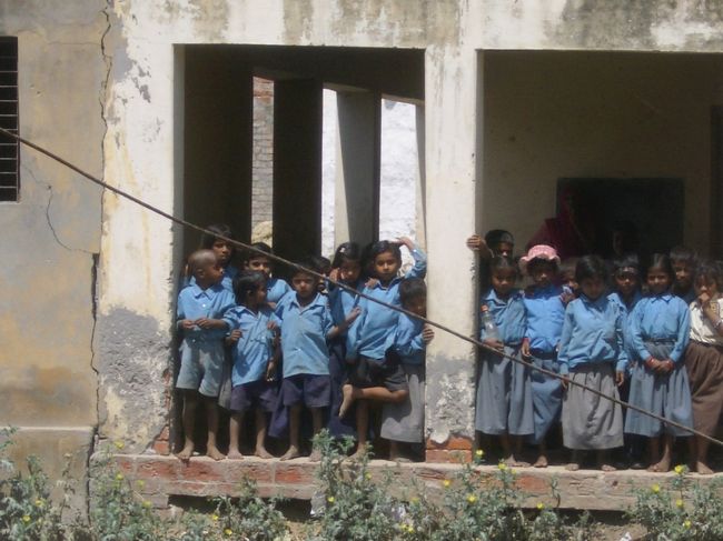 な〜〜んだ、教室の　後ろ側！は、こんな感じ！だったんだ〜。下に、落っこちないように　気をつけてね！<br /><br />授業参観！を終えてーーー　教室の　裏側の道路！を　日本人達が　歩いていると、皆が、コチラに　並んで・・・、見送ってくれました。<br />アラ、　嬉しい〜〜！<br />「いつまでも　元気でね〜。バイバ〜イ！」（涙）<br />　ワタシの　一生！　忘れられない　思い出！が、また一つ！。。。<br /><br />少女達の　制服！　この　ズロ〜〜ッ！とした、スカート！　「ＧＯＯＤ！」デス〜〜ッ！　いいなぁ〜。（♪）<br /><br /><br />