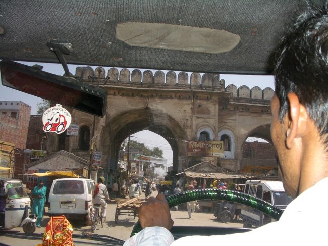 もうスグ、ーーー門を入れば、「田舎の　市場！」に　到着！です。<br /><br />こういった、古い感じ！の　門！って、いいですよねぇ。　<br />見た目！も　雰囲気！あるし、　ワクワク！しますよね。